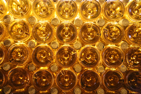 Parete di Bottiglie di vino bianco