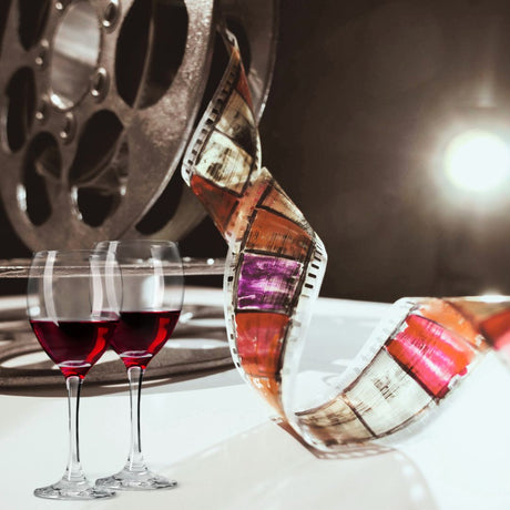 Pellicola cinematrografica con bicchieri di vino rosso
